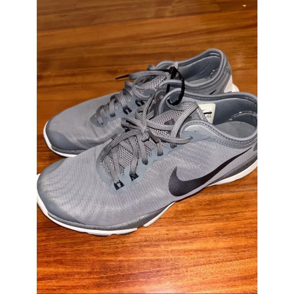 Nike women’s Light Gray Athletic Running Shoes 8.5